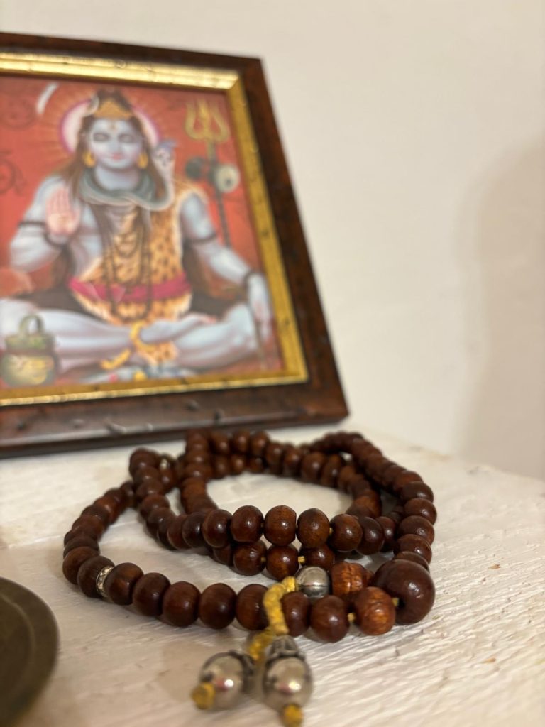 Japa Mala su Altare Ashtanga Yoga Vigevano