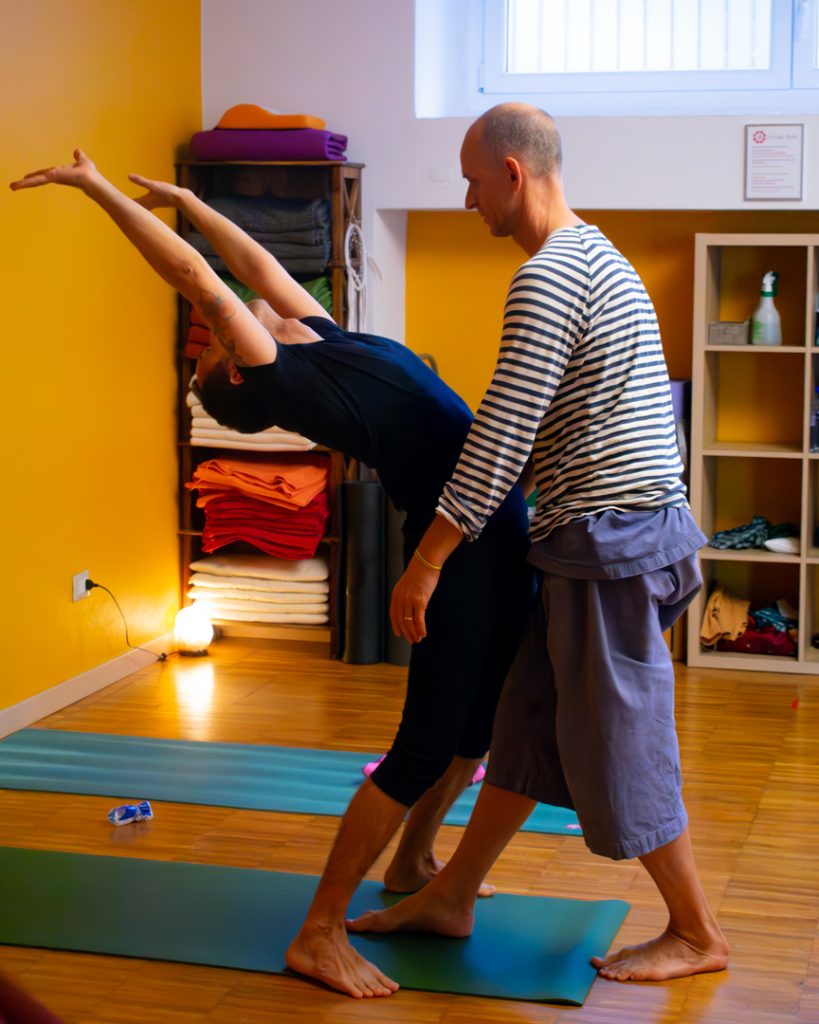 Alessio Spinelli in una classe Mysore con Tim Feldmann