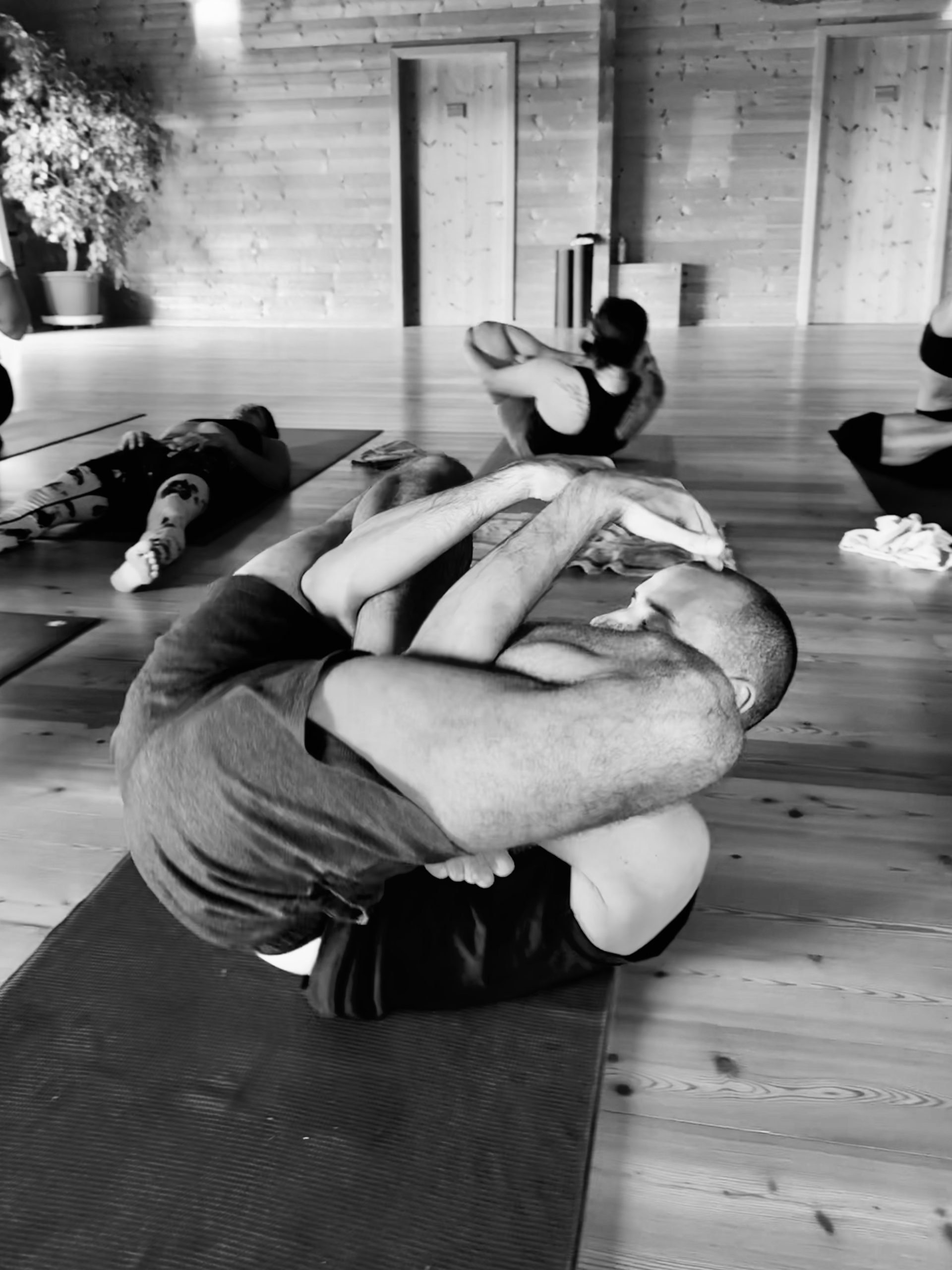uomo posizione yoga garbhapindasana Ashtanga Yoga mysore style